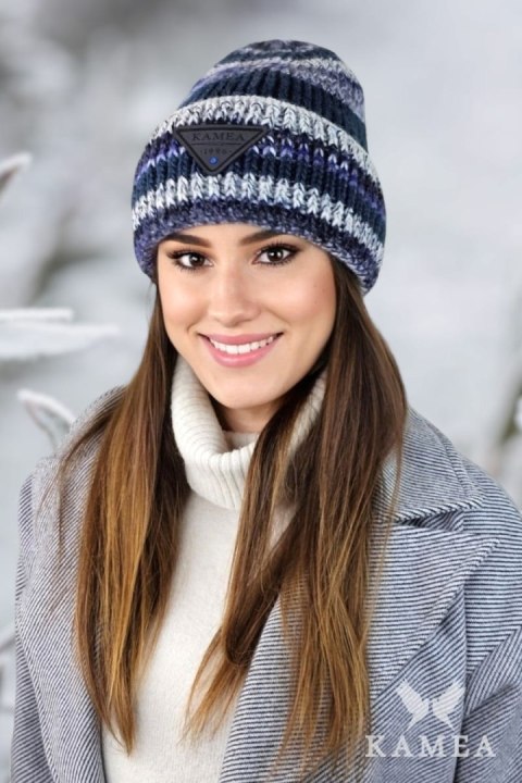 MUSCARI zimowa czapka damska w paski z cekinami kolor jeans - Kamea MUSCARI zimowa czapka damska w paski z cekinami kolor jeans - Kamea