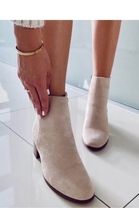 Botki na obcasie zamszowe klasyczne NATINA BEIGE - Inello Botki na obcasie zamszowe klasyczne NATINA BEIGE - Inello