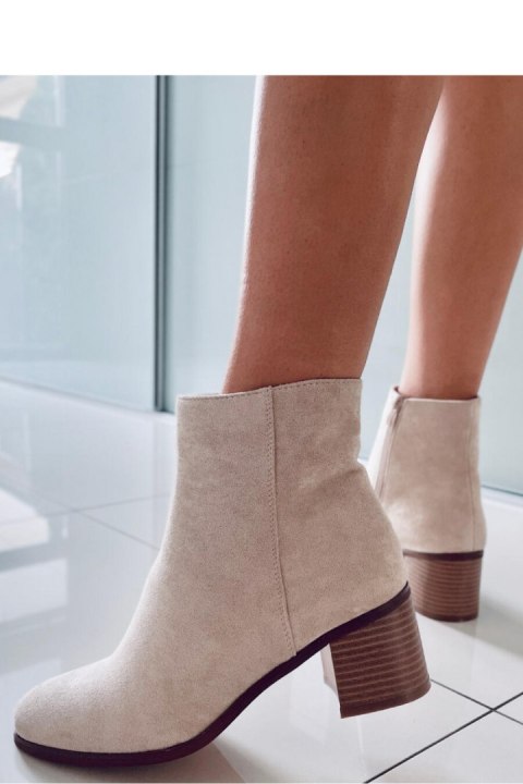 Botki na obcasie zamszowe klasyczne NATINA BEIGE - Inello Botki na obcasie zamszowe klasyczne NATINA BEIGE - Inello