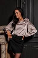 Evelyn - satynowa bluzka z ozdobną różą