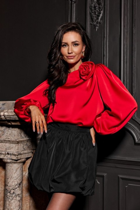Evelyn - satynowa bluzka z ozdobną różą Evelyn - satynowa bluzka z ozdobną różą