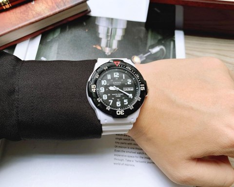 ZEGAREK MĘSKI CASIO MRW-200HC-7BVDF 10 Bar (zd174c) + BOX ZEGAREK MĘSKI CASIO MRW-200HC-7BVDF 10 Bar (zd174c) + BOX