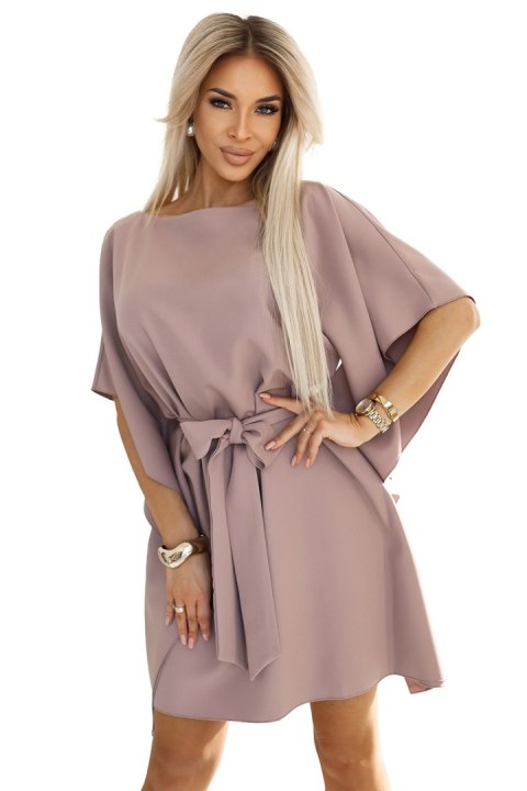 287-37 SOFIA Sukienka motyl z wiązaniem w pasie - MOCHA MOUSSE Numoco 287-37 SOFIA Sukienka motyl z wiązaniem w pasie - MOCHA MOUSSE Numoco
