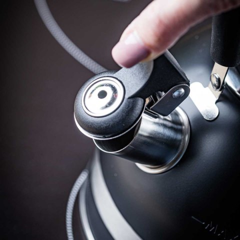 CZAJNIK 1,8L Z GWIZDKIEM KINGHOFF KH-1858 CZARNY KINGHOFF CZAJNIK 1,8L Z GWIZDKIEM KINGHOFF KH-1858 CZARNY KINGHOFF