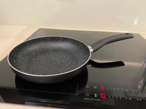 PATELNIA Z POWŁOKĄ MARMUROWĄ KINGHOFF MARMO 28cm KH-3983 KINGHOFF PATELNIA Z POWŁOKĄ MARMUROWĄ KINGHOFF MARMO 28cm KH-3983 KINGHOFF