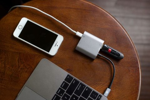 Kanex USB-C VGA Adapter with Power Delivery - Adapter z USB-C na USB 1,5 A, USB-C Power Delivery 60 W + VGA Full HD (Anodized Al Kanex Kanex USB-C VGA Adapter with Power Delivery - Adapter z USB-C na USB 1,5 A, USB-C Power Delivery 60 W + VGA Full HD (Anodized Al Kanex