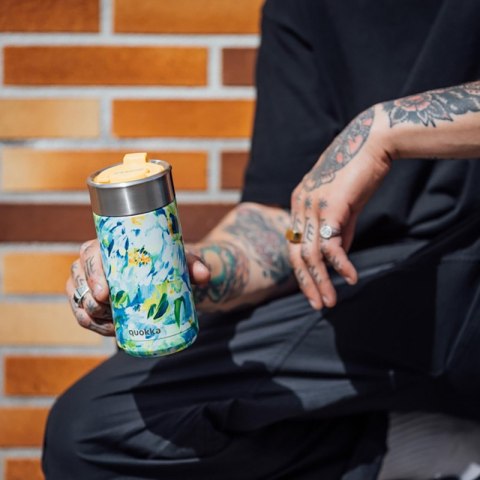 Quokka Boost Coffee Tumbler - Kubek termiczny ze stali nierdzewnej z zaparzaczem 400 ml (Blue Peonies) Quokka Quokka Boost Coffee Tumbler - Kubek termiczny ze stali nierdzewnej z zaparzaczem 400 ml (Blue Peonies) Quokka
