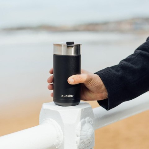 Quokka Boost Coffee Tumbler - Kubek termiczny ze stali nierdzewnej z zaparzaczem 400 ml (Carbon Black) Quokka Quokka Boost Coffee Tumbler - Kubek termiczny ze stali nierdzewnej z zaparzaczem 400 ml (Carbon Black) Quokka