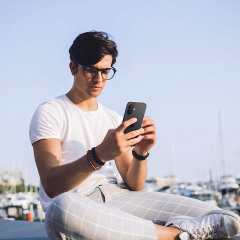 Spigen Optik Pro GLAS.TR EZ Fit Camera Protector 2-Pack - Szkło ochronne na obiektyw do iPhone 16 / 16 Plus (2 szt) (Czarny) Spigen Spigen Optik Pro GLAS.TR EZ Fit Camera Protector 2-Pack - Szkło ochronne na obiektyw do iPhone 16 / 16 Plus (2 szt) (Czarny) Spigen