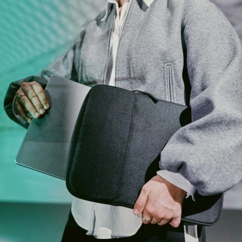 Incase Crosstown Sleeve with Woolenex - Pokrowiec z kieszenią MacBook Pro 14" (M4/M3/M2/M1/2024-2021) (Black) Incase Incase Crosstown Sleeve with Woolenex - Pokrowiec z kieszenią MacBook Pro 14" (M4/M3/M2/M1/2024-2021) (Black) Incase