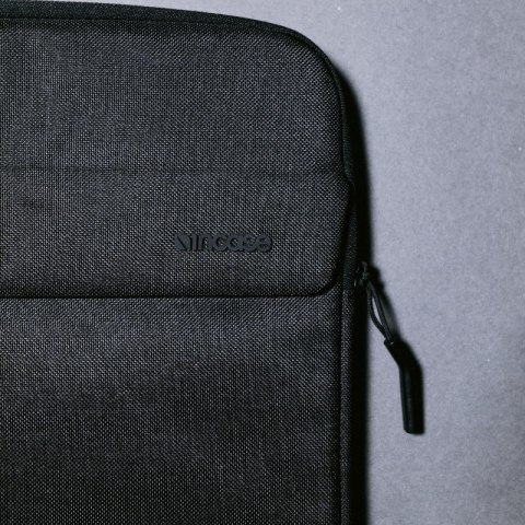 Incase Crosstown Sleeve with Woolenex - Pokrowiec z kieszenią MacBook Pro 14" (M4/M3/M2/M1/2024-2021) (Black) Incase Incase Crosstown Sleeve with Woolenex - Pokrowiec z kieszenią MacBook Pro 14" (M4/M3/M2/M1/2024-2021) (Black) Incase