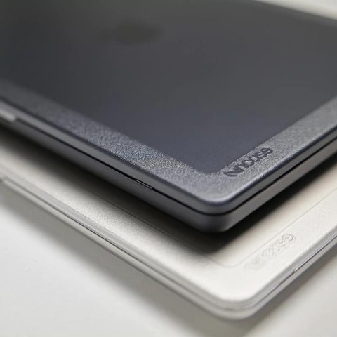 Incase Edge Hardshell Case - Etui MacBook Air 13" M3 (2024) / M2 (2022) (Clear) Incase Incase Edge Hardshell Case - Etui MacBook Air 13" M3 (2024) / M2 (2022) (Clear) Incase