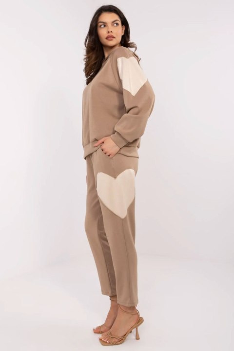 Spodnie Komplet Model MI-KMPL-M6156.98 Light Brown - Italy Moda Spodnie Komplet Model MI-KMPL-M6156.98 Light Brown - Italy Moda